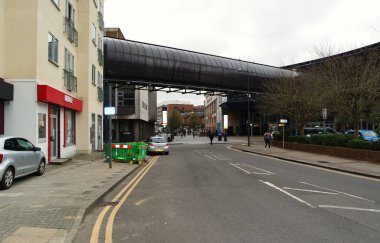 İngiltere 'nin Luton kasabasında İngiliz Yolu ve Trafik Görüş Açısı Düşük