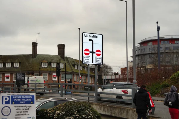 İngiltere 'nin Luton kasabasında İngiliz Yolu ve Trafik Görüş Açısı Düşük