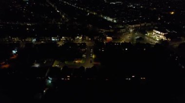 Aydınlanmış İngiliz Luton Kasabasının Günbatımından Hemen Sonra ve Gece Boyunca Hava Görüntüleri