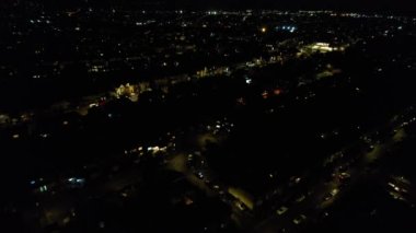 Aydınlanmış İngiliz Luton Kasabasının Günbatımından Hemen Sonra ve Gece Boyunca Hava Görüntüleri
