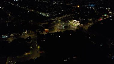 Aydınlanmış İngiliz Luton Kasabasının Günbatımından Hemen Sonra ve Gece Boyunca Hava Görüntüleri