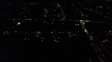 Canlı Havai fişeklerin Güzel Hava Görüntüsü ve Gece Yolları ve Şehir Aydınlandı.