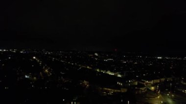 Canlı Havai fişeklerin Güzel Hava Görüntüsü ve Gece Yolları ve Şehir Aydınlandı.