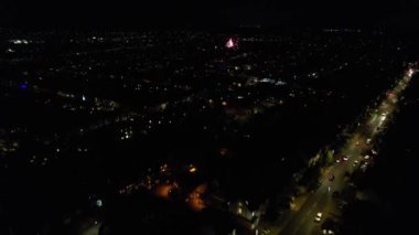 Canlı Havai fişeklerin Güzel Hava Görüntüsü ve Gece Yolları ve Şehir Aydınlandı.