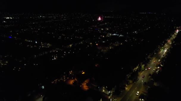 夜间现场烟火及灯火通明的道路与城市的空中美景 — 图库视频影像