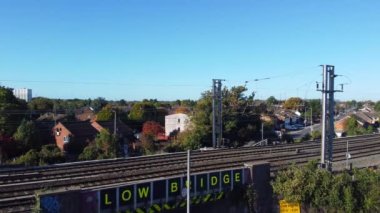 İngiltere 'nin Leagrave Londra Luton İstasyonu' nda tren. Hava ve yüksek açı görüntüleri İHA 'nın kamerasıyla çekiliyor..