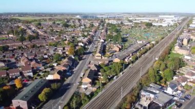 İngiltere 'nin Leagrave Londra Luton İstasyonu' nda tren. Hava ve yüksek açı görüntüleri İHA 'nın kamerasıyla çekiliyor..