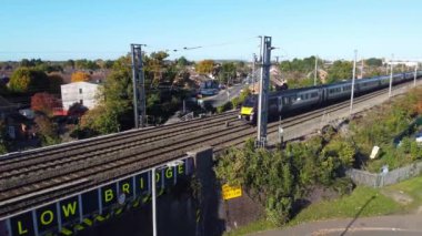 Luton Tren İstasyonu ve İngiltere 'nin Luton Kasabası Şehir Merkezi' ndeki raylarda hava görüntüleri ve yüksek açılı tren.