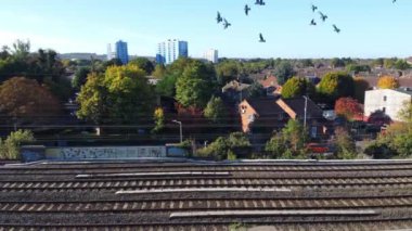 İngiltere 'nin Leagrave Londra Luton İstasyonu' nda tren. Hava ve yüksek açı görüntüleri İHA 'nın kamerasıyla çekiliyor..