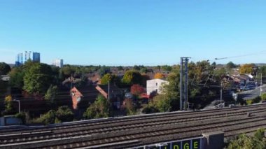 İngiltere 'nin Leagrave Londra Luton İstasyonu' nda tren. Hava ve yüksek açı görüntüleri İHA 'nın kamerasıyla çekiliyor..