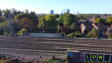 İngiltere 'nin Leagrave Londra Luton İstasyonu' nda tren. Hava ve yüksek açı görüntüleri İHA 'nın kamerasıyla çekiliyor..