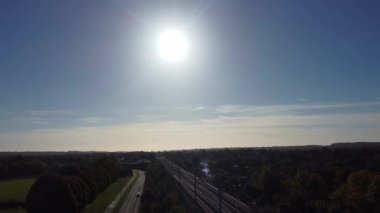 İngiltere 'nin Leagrave Londra Luton İstasyonu' nda tren. Hava ve yüksek açı görüntüleri İHA 'nın kamerasıyla çekiliyor..