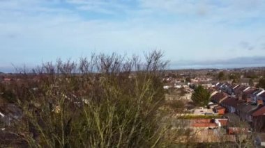 İngiliz şehrinin güzel yüksek açılı manzarası dramatik bulutlu bir günde, Luton Town Center 'ın hava manzarası