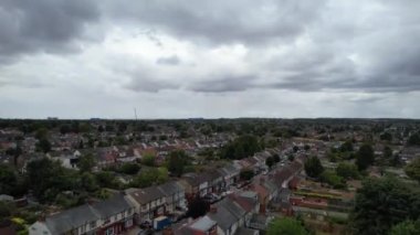 İngiliz şehrinin güzel yüksek açılı manzarası dramatik bulutlu bir günde, Luton Town Center 'ın hava manzarası
