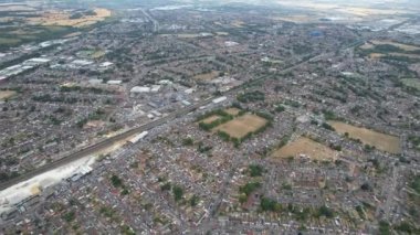 İngiliz şehrinin güzel yüksek açılı manzarası dramatik bulutlu bir günde, Luton Town Center 'ın hava manzarası