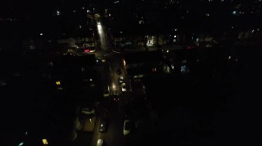 Aydınlanmış İngiliz Luton Kasabasının Günbatımından Hemen Sonra ve Gece Boyunca Hava Görüntüleri