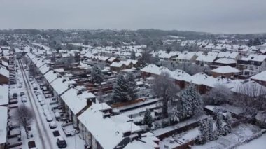 İngiltere, İngiltere, LUTON - 12 Aralık 2022: Kar düştükten sonra İngiltere 'nin Luton şehrinin güzel manzarası. Görüntü İHA 'nın Kamerasıyla çekildi