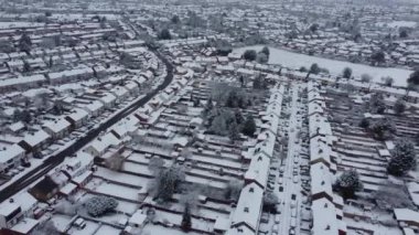 İngiltere, İngiltere, LUTON - 12 Aralık 2022: Kar düştükten sonra İngiltere 'nin Luton şehrinin güzel manzarası. Görüntü İHA 'nın Kamerasıyla çekildi