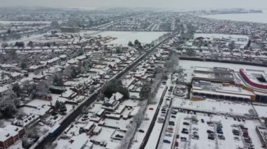 Kar düştükten sonra güzel İngiliz şehrinin yüksek açılı görüntüleri