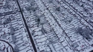Kar düştükten sonra güzel İngiliz şehrinin yüksek açılı görüntüleri