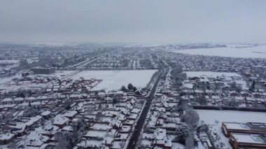 Kar düştükten sonra güzel İngiliz şehrinin yüksek açılı görüntüleri