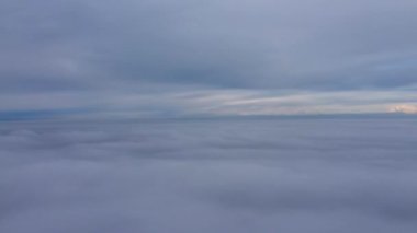 İngiltere 'nin Luton şehrinde dramatik bulutların yüksek açılı görüntüsü