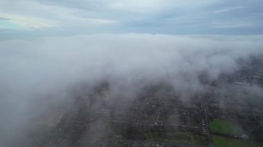 Şehrin üzerinde turuncu günbatımı ve bulutlar. Renkli Bulutlarla En Güzel Günbatımı Kış Sahnesi