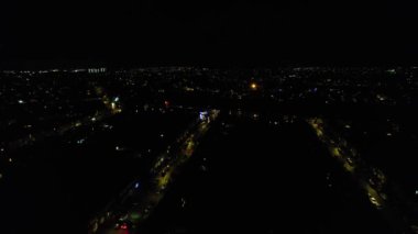 Aydınlanmış şehrin gece görüntüsü, hava görüntüleri