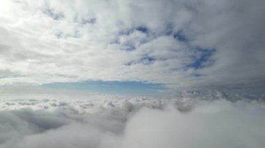 Şehrin Üzerinde Hızlı Yağmur ve Fırtına Bulutlarının Yüksek Açı Görüntüsü