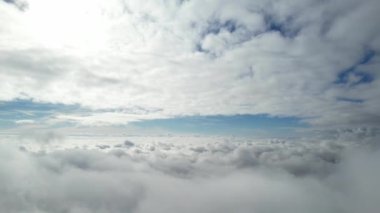 Şehrin Üzerinde Hızlı Yağmur ve Fırtına Bulutlarının Yüksek Açı Görüntüsü