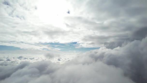 快速移动的雨和风暴云在城市上空的高角度图像 — 图库视频影像