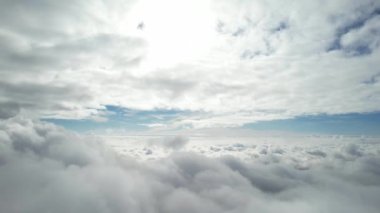 Şehrin Üzerinde Hızlı Yağmur ve Fırtına Bulutlarının Yüksek Açı Görüntüsü