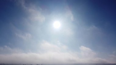 Güzel Mavi Gök ve Güneşli Bir Gün İngiliz şehrinde