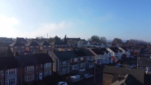 Piękne Błękitne Niebo Słoneczny Dzień Nad Angielskim Miastem — Wideo stockowe