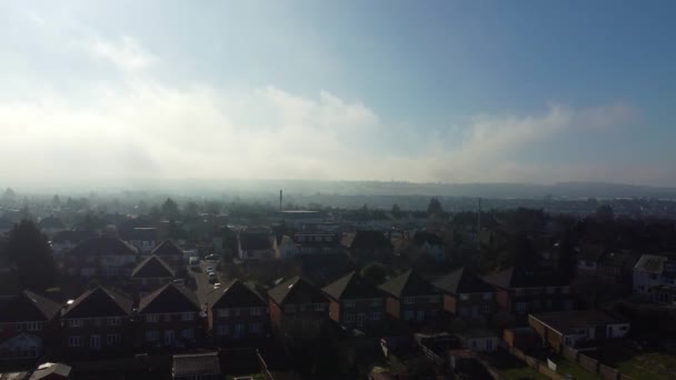 英語の街の美しい青空と晴れた日 — ストック動画