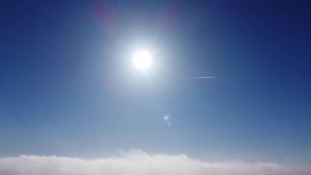 Голубое Небо Солнечный День Над Английским Городом — стоковое видео