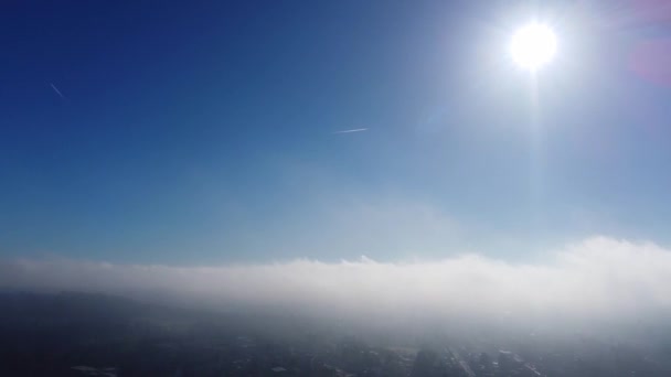 Vacker Blå Himmel Och Solig Dag Över Engelska Staden — Stockvideo