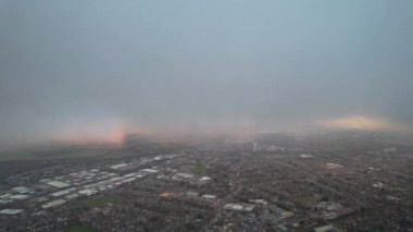 Şehrin üzerinde turuncu günbatımı ve bulutlar. Kışın en güzel Sunset Sahnesi Renkli Bulutlar ve Gökyüzü, İHA 'nın Yüksek Açılı Kamerası