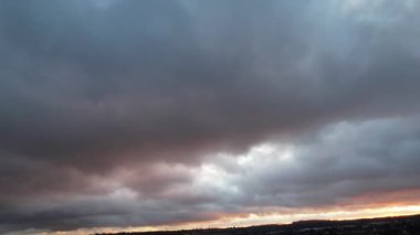 Şehrin üzerinde turuncu günbatımı ve bulutlar. Kışın en güzel Sunset Sahnesi Renkli Bulutlar ve Gökyüzü, İHA 'nın Yüksek Açılı Kamerası