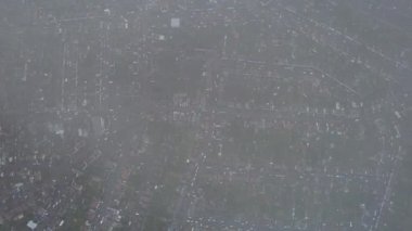 Şehrin üzerinde turuncu günbatımı ve bulutlar. Kışın en güzel Sunset Sahnesi Renkli Bulutlar ve Gökyüzü, İHA 'nın Yüksek Açılı Kamerası