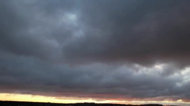 Şehrin üzerinde turuncu günbatımı ve bulutlar. Kışın en güzel Sunset Sahnesi Renkli Bulutlar ve Gökyüzü, İHA 'nın Yüksek Açılı Kamerası