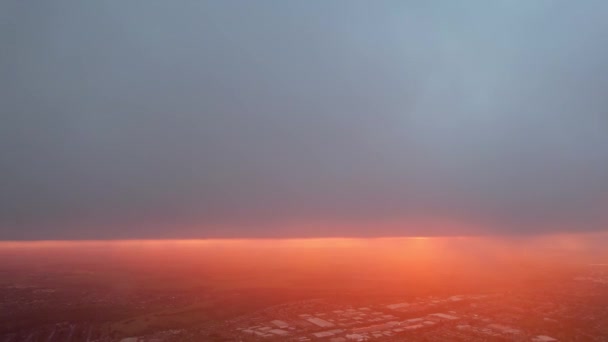 橙色日落和乌云笼罩城市 冬季最美丽的落日景象 多彩的云彩和天空 无人机相机的高角度镜头 — 图库视频影像