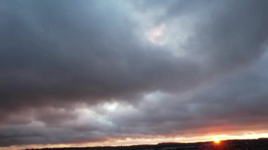 Şehrin üzerinde turuncu günbatımı ve bulutlar. Kışın en güzel Sunset Sahnesi Renkli Bulutlar ve Gökyüzü, İHA 'nın Yüksek Açılı Kamerası