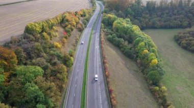 İngiliz şehrinin güzel yüksek açılı manzarası dramatik bulutlu bir günde, Luton Town 