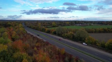 İngiliz şehrinin güzel yüksek açılı manzarası dramatik bulutlu bir günde, Luton Town 
