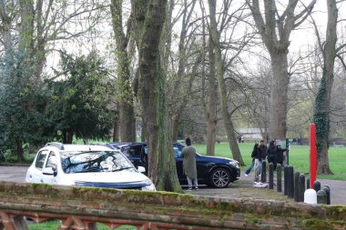 İngiltere 'nin Luton şehrinde soğuk güneşli bir günde Yerel Halk Parkı ve Çiçekli Ağaçlarının Güzel Manzarası