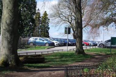 İngiltere 'nin Luton şehrinde soğuk güneşli bir günde Yerel Halk Parkı ve Çiçekli Ağaçlarının Güzel Manzarası