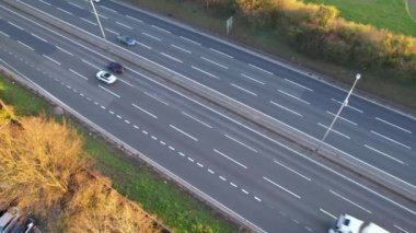 İngiltere, ENGLAND, LUTON - 03RD APRIL 2023: Günbatımında Luton şehrinin 11. kavşağındaki Görkemli İngiliz Otoyolları ve Trafik Görüntüleri. 