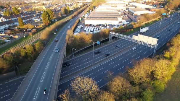 イギリス イギリス ルトン 第3回エイプリル社2023年 日没時のルトン市のM1交差点11Aにおける英国の高速道路と交通の豪華な空中映像 — ストック動画