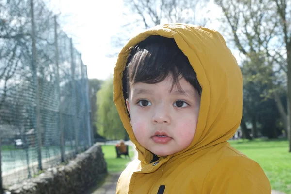 Carino Asiatico Pakistano Bambino Godendo Bella Giornata Soleggiata Wardown Public — Foto Stock